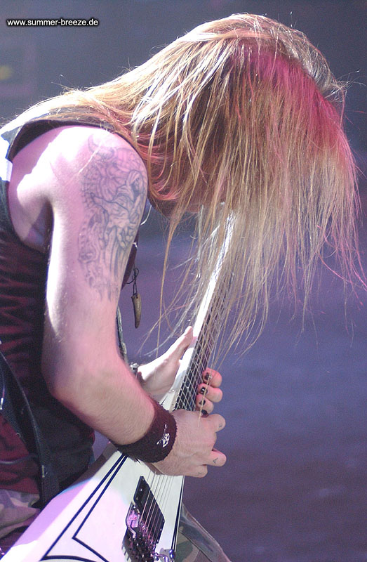 Bild eines Mitglieds der Band Children Of Bodom beim Live-Auftritt.